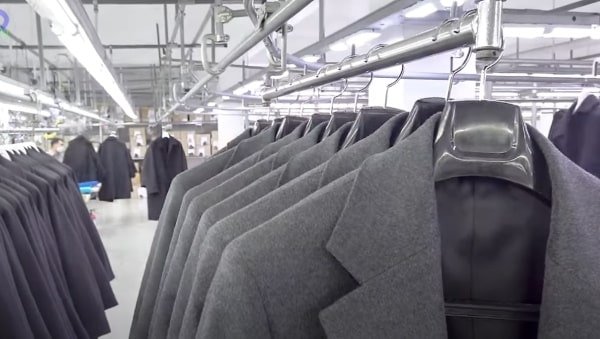 Процес масового виробництва чоловічого пальта